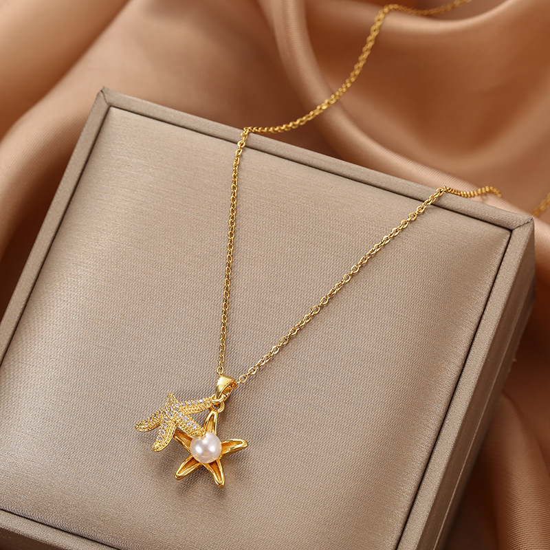 The golden starfish pearl necklace is a trendy and niche design for women on Instagram. It features an openable pendant set with diamonds and is a light luxury titanium steel necklace full figure