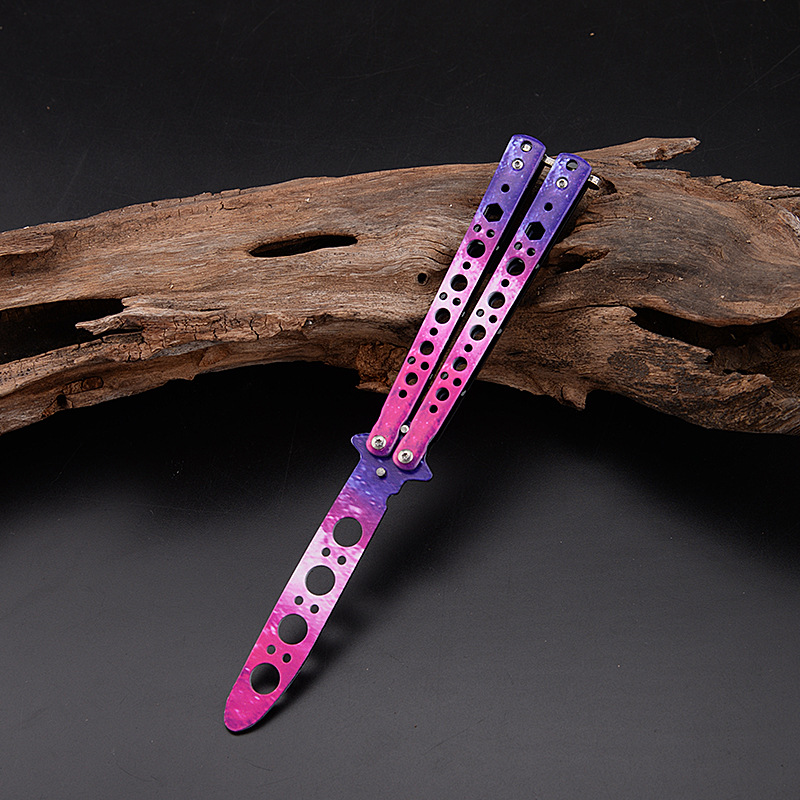 The head worker in the CSGO game practiced butterfly, trained with 4-hole tools, practiced folding and swinging the knife, and the butterfly knife undefined