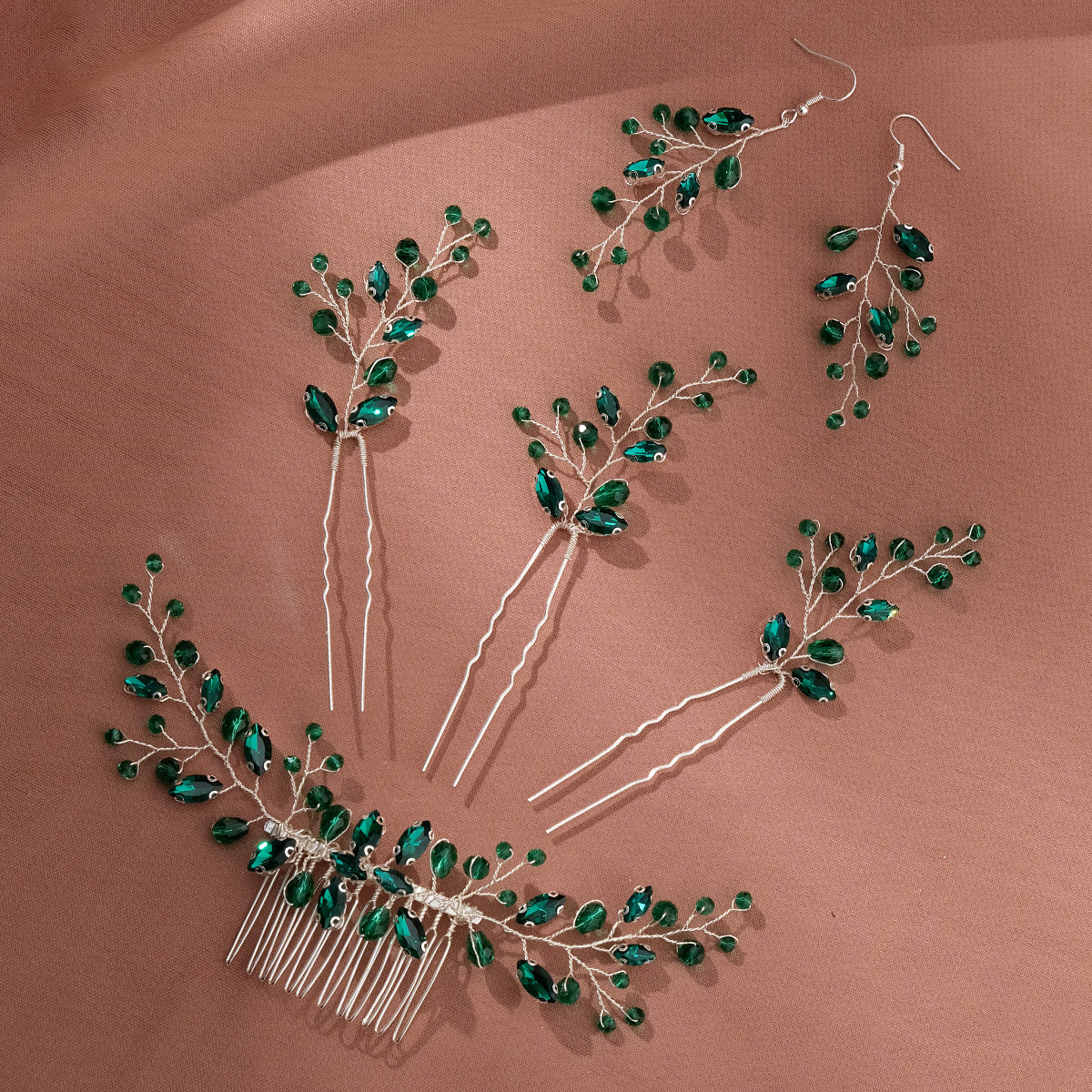 European and American bride accessories, hairpins, combs, earrings, three-piece set, wedding ball, party headwear, handcrafted crystal hair accessories for women Application Scenario