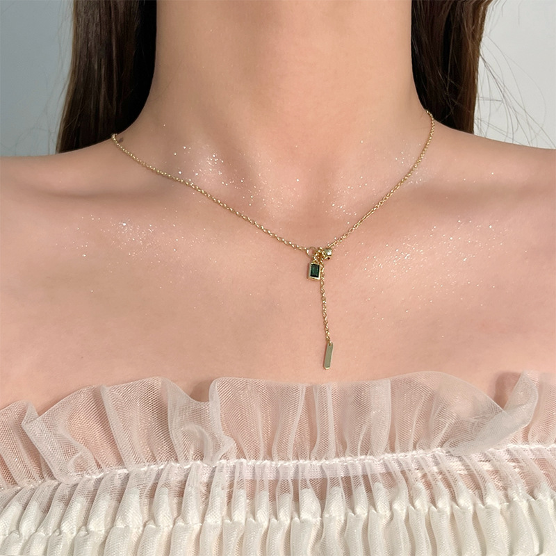 Fashionable, light luxury, exquisite titanium steel necklace, versatile for women, simple and individual, collarbone chain, trendy style, no fading, factory wholesale Application Scenario