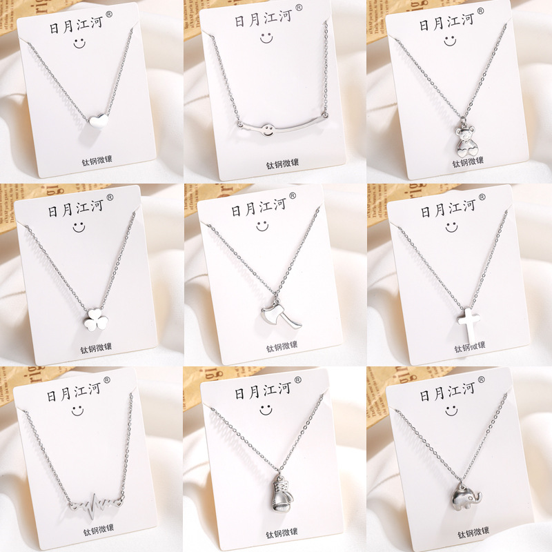 Ins-style personalized heart-shaped bear titanium steel necklace for women, non-fading silver collarbone chain, niche and simple necklace accessory full figure