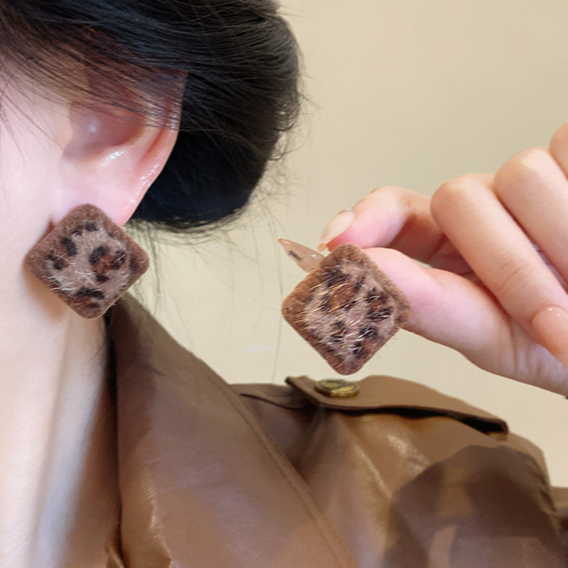 European and American exaggerated leopard print geometric earrings for women, light luxury and fashionable, versatile, high-end ear studs, elegant and retro earrings details Picture