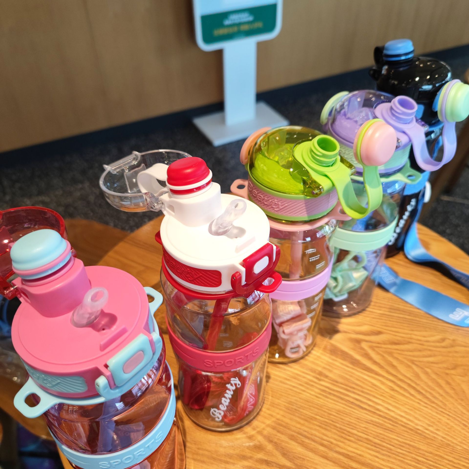 Double-sipped water cup, straw, high appearance level, creative outdoor shoulder strap, plastic cup, space cup, outdoor fitness sports water bottle full figure