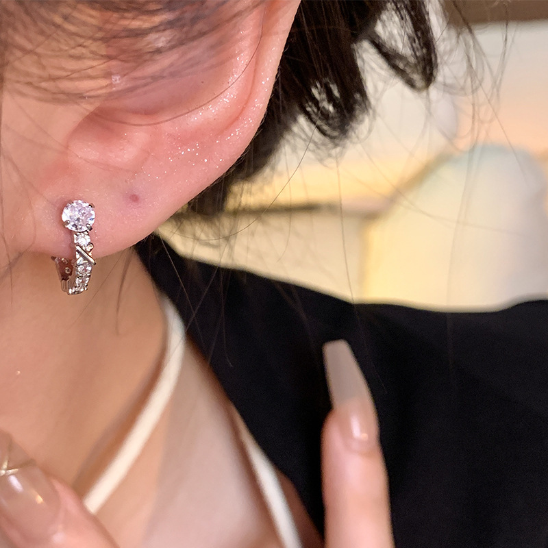 Wholesale of niche U-shaped earrings with a feminine, fashionable and high-end look, ribbed earrings, and a simple Korean style of light luxury earrings Specification drawing