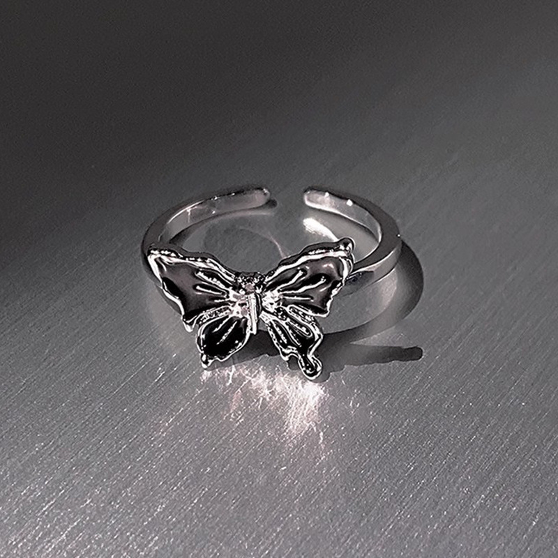 Dark sweet and cool style drip glaze butterfly opening ring, a new trendy index finger ring with a unique and simple design for women Application Scenario