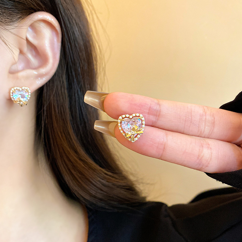 Diamond-encrusted zircon heart-shaped stud earrings for women, light luxury style, bow earrings, fashionable design sense, heart-shaped pearl earrings, trendy details Picture