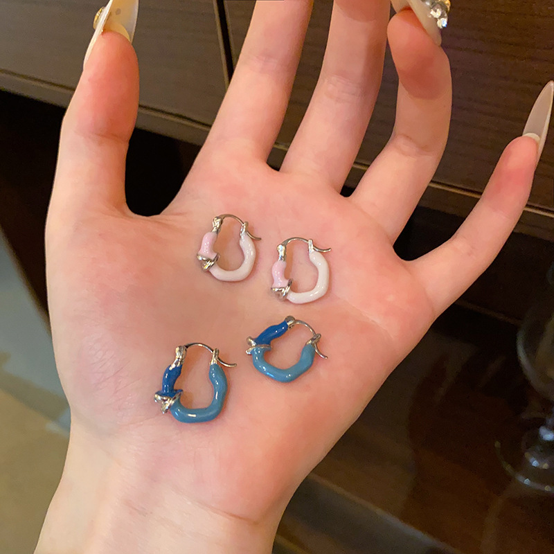 Sweet and cool knot-tied earrings, white and blue contrasting stud earrings, women's fashionable and trendy design earrings, light luxury and high-end ear buckles Specification drawing