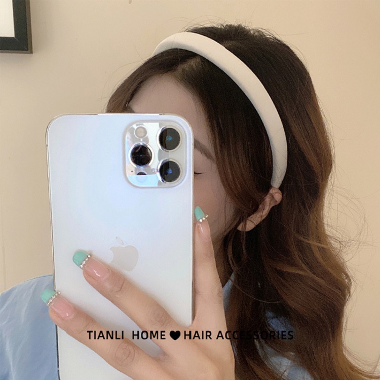 The new candy-colored sponge hairband for women in 2023, a simple facial cleansing and hair-pressing clip, is a versatile headband and accessory for going out Application Scenario