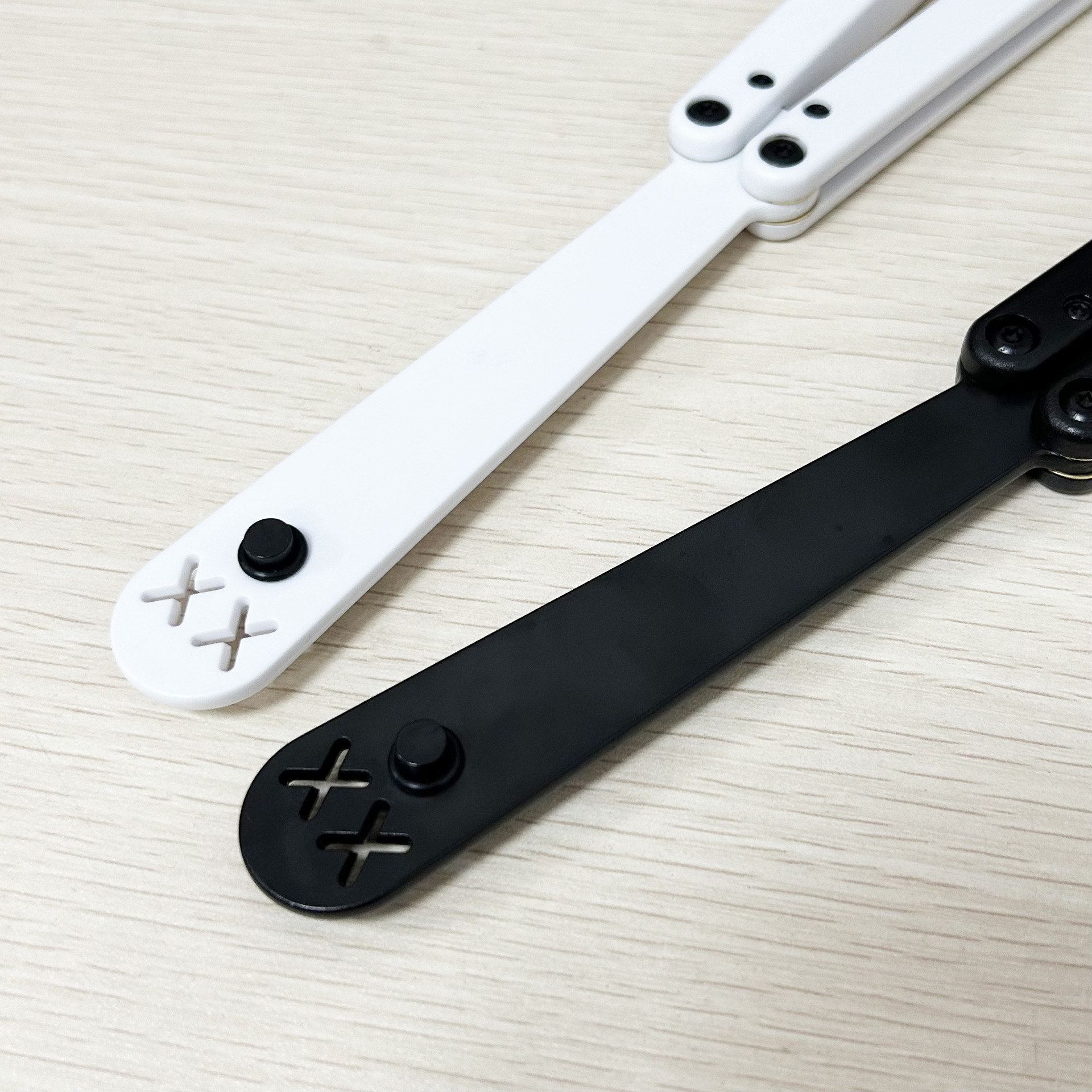 【 Cross-border Exclusive 】 Plastic black and white butterfly knife, uncut hand-swinging knife, plastic butterfly knife with UV printing pattern Specification drawing