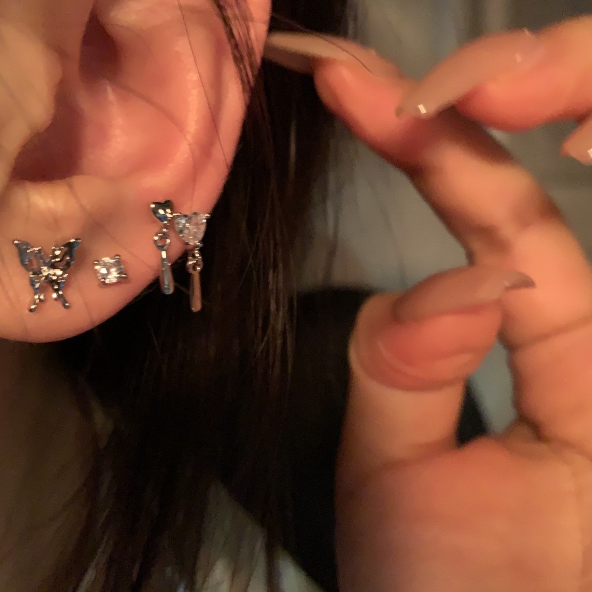 Sweet and cool liquid metal butterfly earrings for women, simple and elegant with diamond-encrusted stud earrings, a set of elegant earrings details Picture