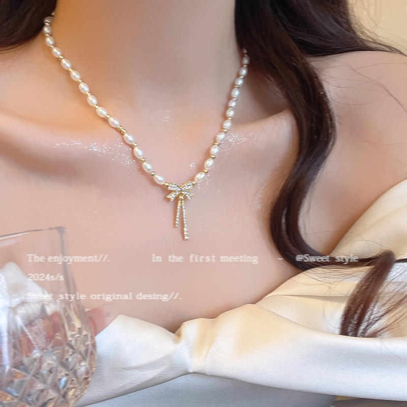 Korean-style sparkling diamond bow pearl necklace, sweet, unique and versatile for women, beaded collarbone chain, design sense and personality accessory details Picture