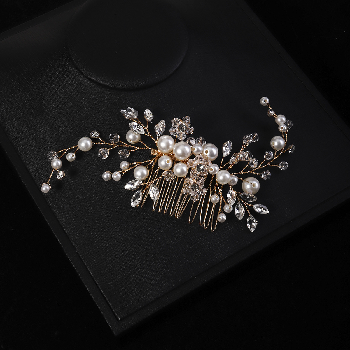 European and American bride pearl hair combs, horse's eye water diamonds, hand-arranged combs, crystal flower headwear, wedding gowns, evening gowns, updo hair accessories Application Scenario