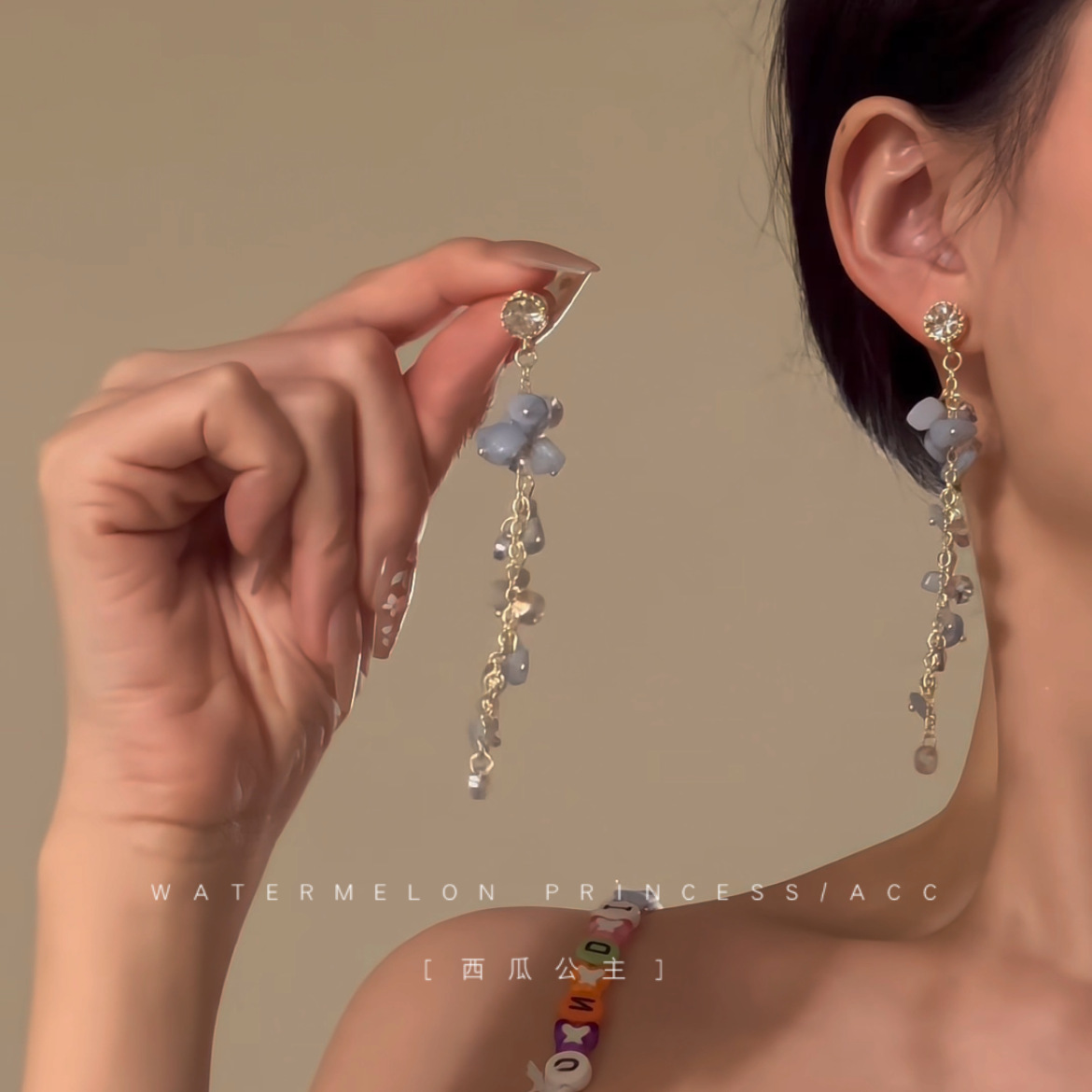 The ultra-ethereal blue crushed stone tassel earrings exude a cold and aloof feminine charm. This is a long, exquisite and high-end earpiece with a unique design details Picture