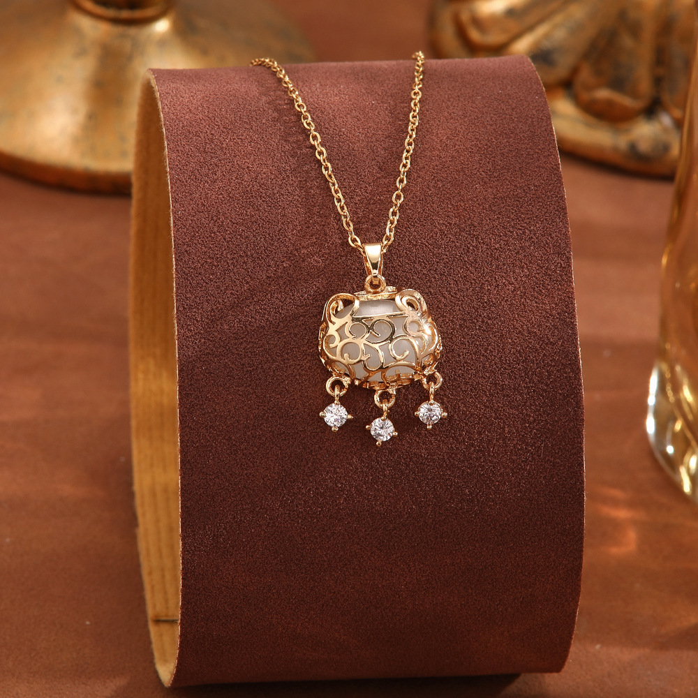 This simple and light luxury titanium steel necklace does not fade. It features a niche design with a high-end feel. The heart-shaped geometric pendant is a stylish collarbone chain Specification drawing