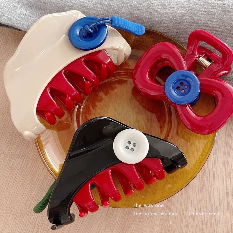 The designer's button gripper is fashionable and elegant. It features a red triangular hairpin, a color-blocked hairpin, and a half-tied shark clip full figure