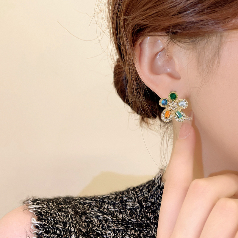 Light luxury and niche sparkling diamond-encrusted colorful flower earrings, retro court-style five-pointed star stud earrings, the same style of earrings as Internet celebrities Specification drawing