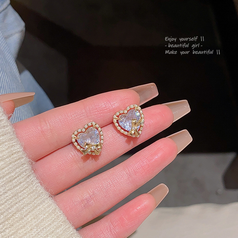 Diamond-encrusted zircon heart-shaped stud earrings for women, light luxury style, bow earrings, fashionable design sense, heart-shaped pearl earrings, trendy full figure