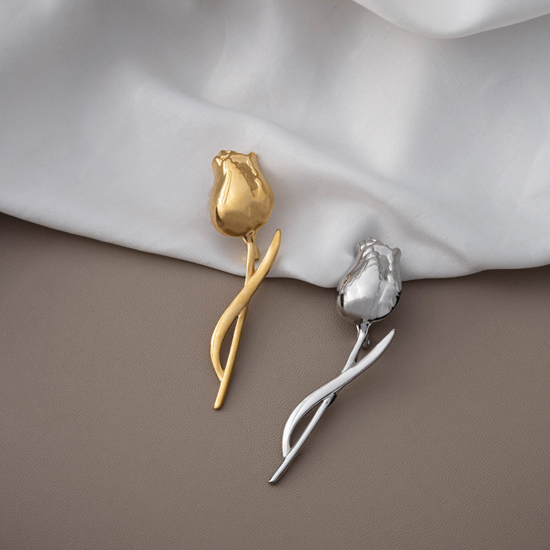 A new cross-border luxury metal rose brooch from Europe and America, featuring a unique, elegant, creative design and exquisite accessories full figure
