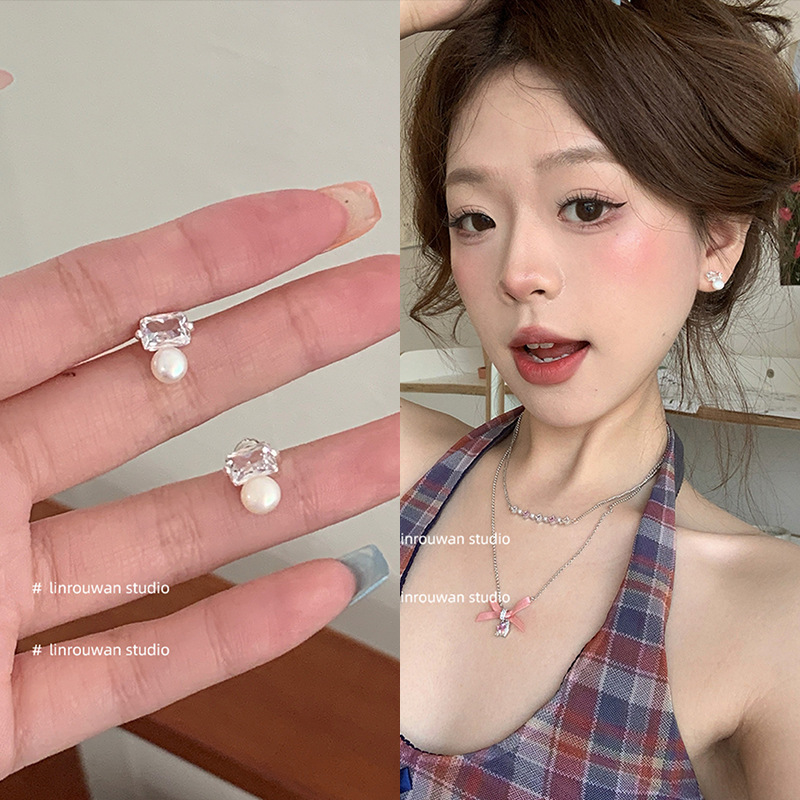 Wholesale of light luxury and high-end square zircon pearl ear studs with a niche design sense, exquisite and sweet earrings for girls full figure