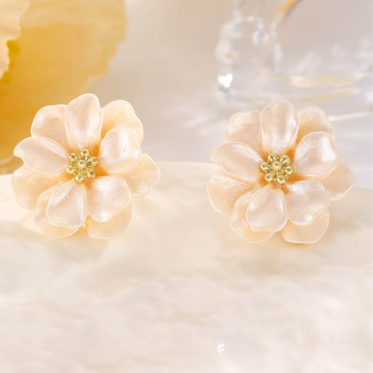 Spring is in full swing! Early spring camellia stud earrings for women, a light luxury and high-end niche earring, 2025 new retro earrings Application Scenario
