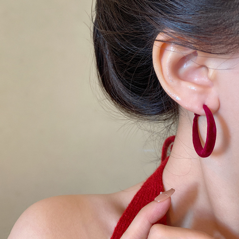 The Ankela red velvet large circle earrings for women's autumn and winter are a unique and exaggerated ear ring. They are versatile and exude a sense of elegance and sophistication Application Scenario