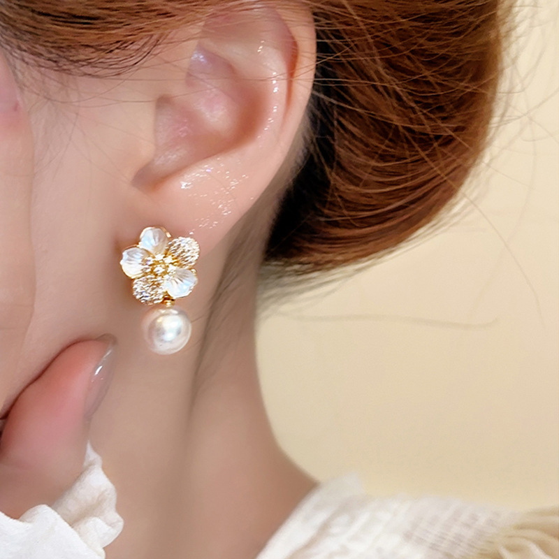 New French micro-inlaid flower pearl earrings for women, with a light luxury, niche and high-end feel. Square face ear blockage, elegant and stylish earrings Specification drawing