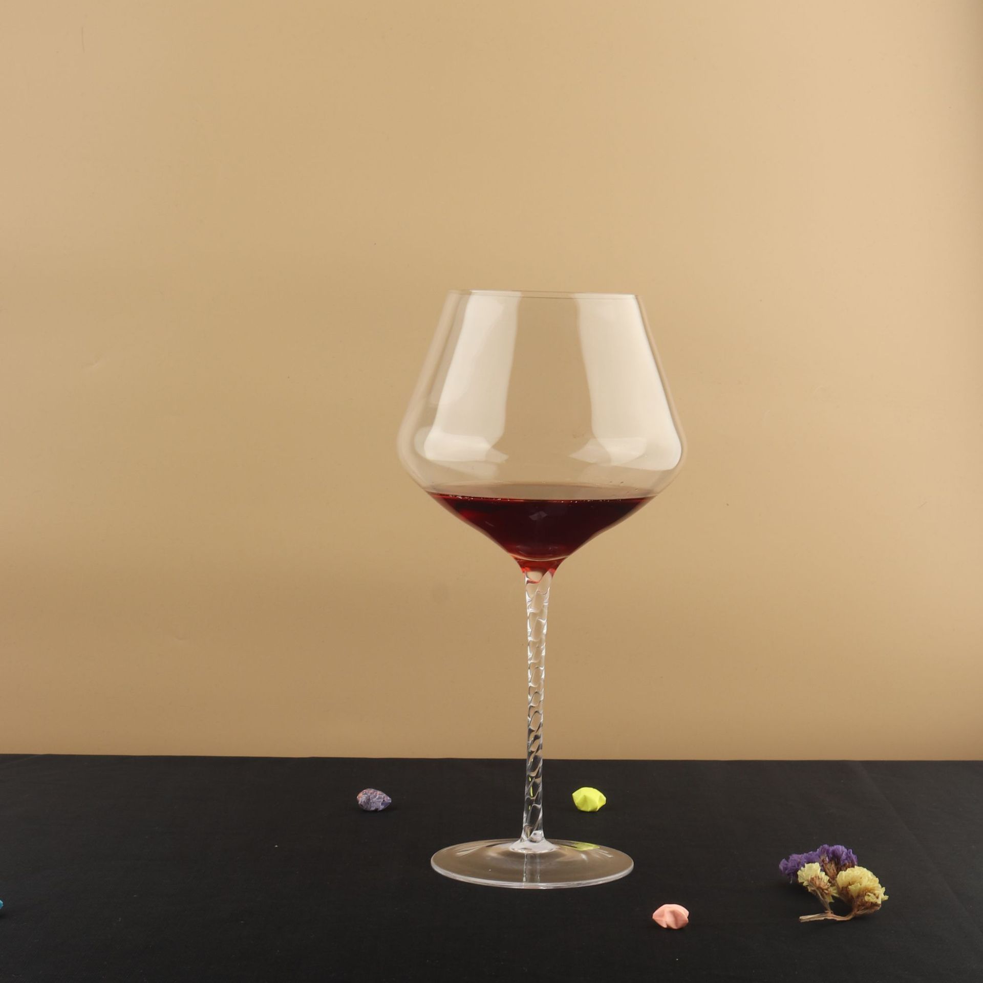 Factory wholesale handcrafted crystal twisted red wine glasses, aroma glasses, short brandy wine glasses, supporting logo printing Specification drawing