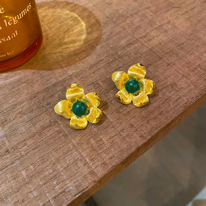 Spring fresh and delicate flower earrings, a must-have for women's ethereal charm, pearl stud earrings with a high-end feel, 2025 young luxury earrings Application Scenario