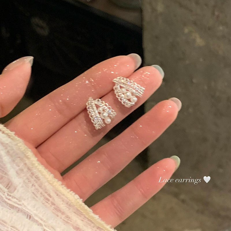 Micro-inlaid zircon lace pearl stud earrings for women, French style, simple design sense earrings, light luxury and high-end earrings details Picture