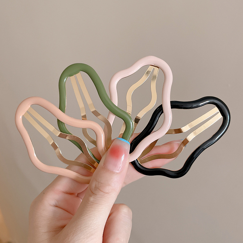 Cloud-shaped hollowed-out hair clips for a baby girl, with a fringe on the forehead, a side clip for a high-end look, and a clip on the back of the head as a headwear details Picture