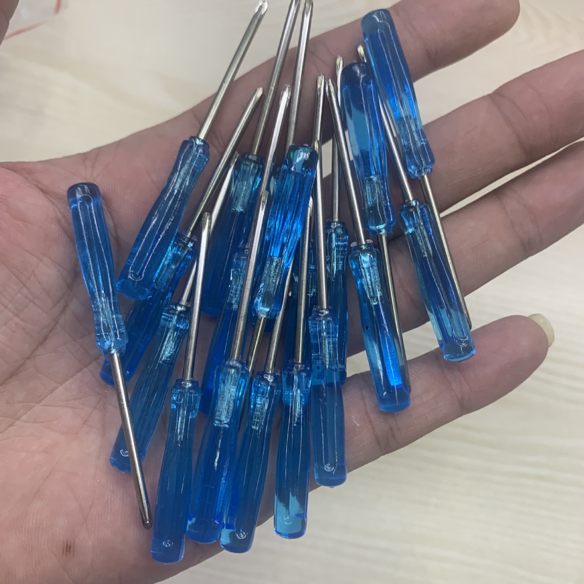 Blue crystal small square screwdriver 2.0 cross 2.0 single character 65mm mini screwdriver toy delivery undefined