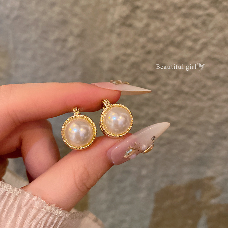Retro Hong Kong-style Hepburn V-shaped opening double-sided pearl stud earrings, a classic and elegant, high-end and grand earring earrings full figure