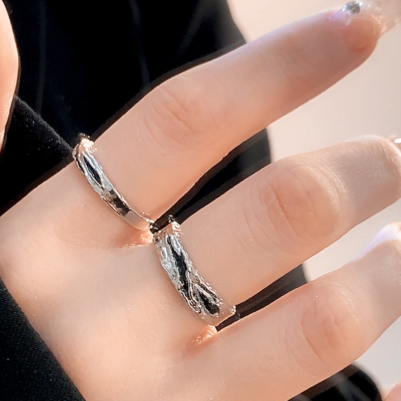 Black glazed plain ring open ring, a niche design for couple rings, with a cold and cool style, simple and individual tail ring full figure