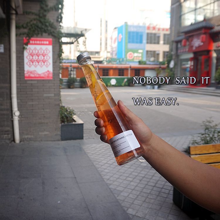 Conical tea beverage bottles, coffee lemon juice milk tea fruit wine bottles, enzyme takeout ins glass bottles Application Scenario
