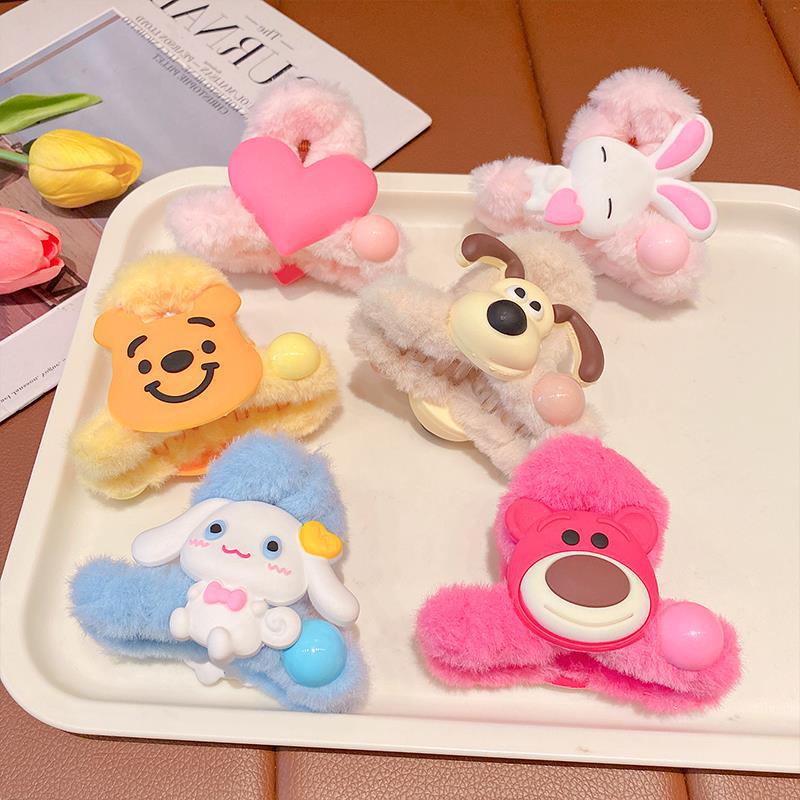 New autumn and winter plush hair clips for little girls, cute strawberry bear scratch-off clips, high ponytails for children, hairpins and headwear that won't damage hair Application Scenario