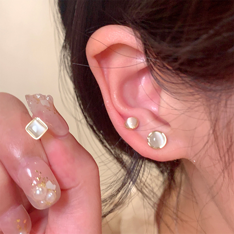 A six-piece set of women's ear piercings, cat's eye stone ear studs, no need to remove ear bone studs while sleeping, high-end and niche design new earrings full figure