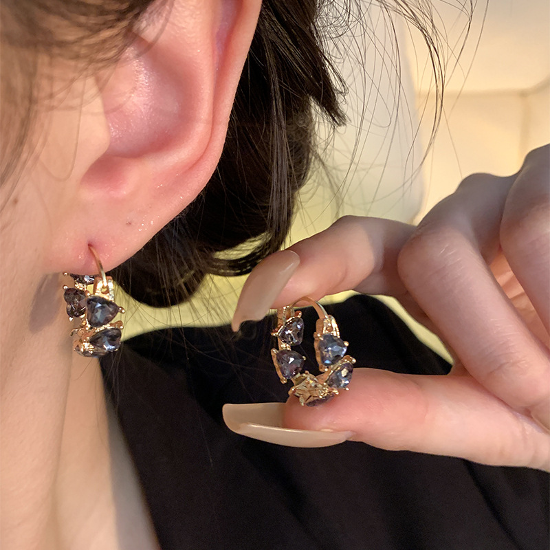 Black crystal heart-shaped ring ear buckles, a new 2024 trendy, light luxury, high-end and versatile bestseller that has become a social media sensation details Picture
