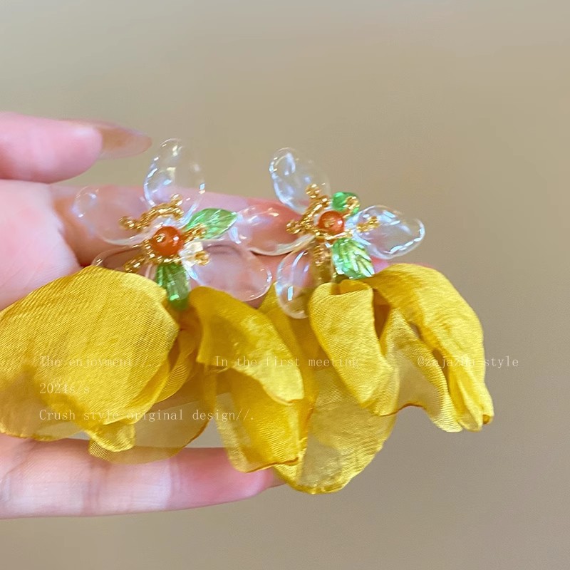 Vacation style yellow flower fabric stud earrings for women, new summer face-enhancing small earrings and pendants, exaggerated and personalized earrings Specification drawing