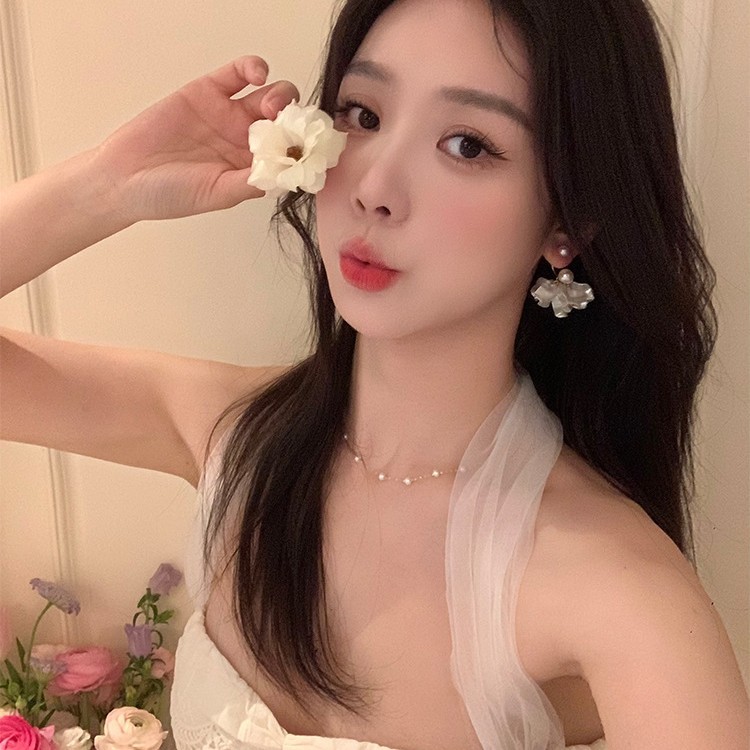 French pearl and flower double-ear tassel earrings exude a sense of high-end elegance and grandeur. Stud earrings are exquisite and beautiful earrings for women Application Scenario