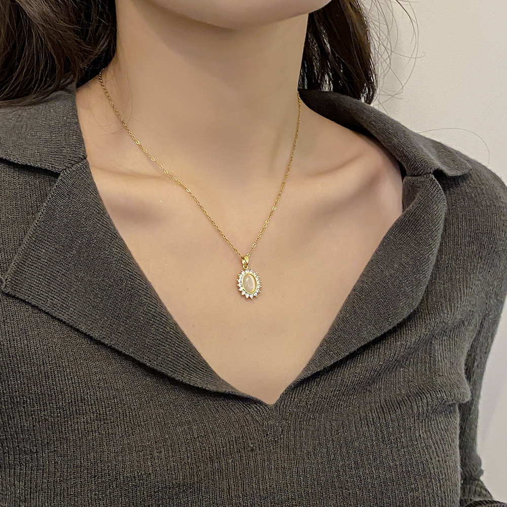 High-end cat's eye flower necklace, women's niche design sense, titanium steel collarbone chain, exquisite zircon pendant, versatile accessories Application Scenario