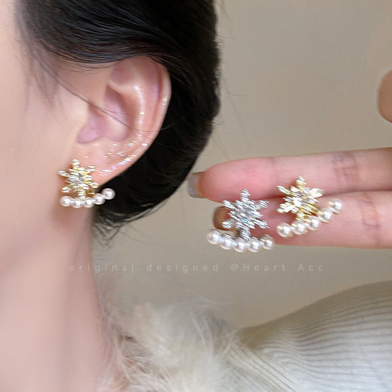 Snowflake exquisite zircon stud earrings for women in autumn and winter exude a sense of sophistication. Two pairs of sparkling pearl earrings, a best-selling and elegant accessory wholesale full figure