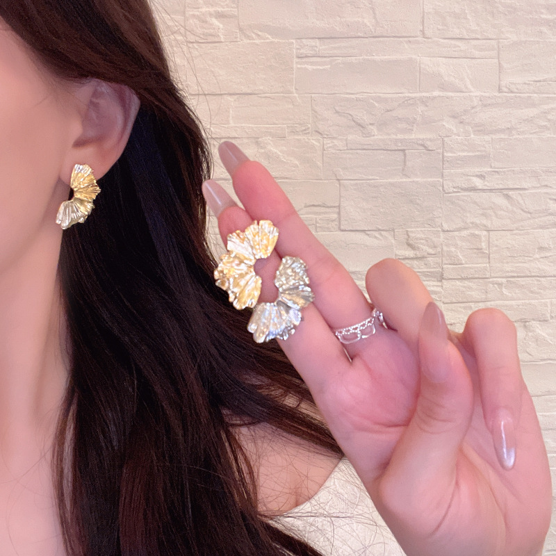Exaggerated retro leaf earrings from Europe and America are versatile for women. They feature a cold and elegant style with a light luxury and high-end feel, as well as commuting stud earrings details Picture