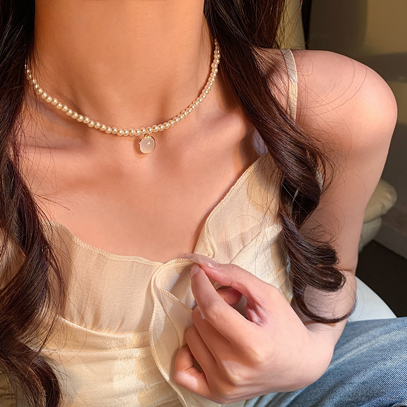 French retro geometric pearl necklace, women's light luxury, versatile and high-end collarbone chain, gentle girl sweater chain accessory details Picture