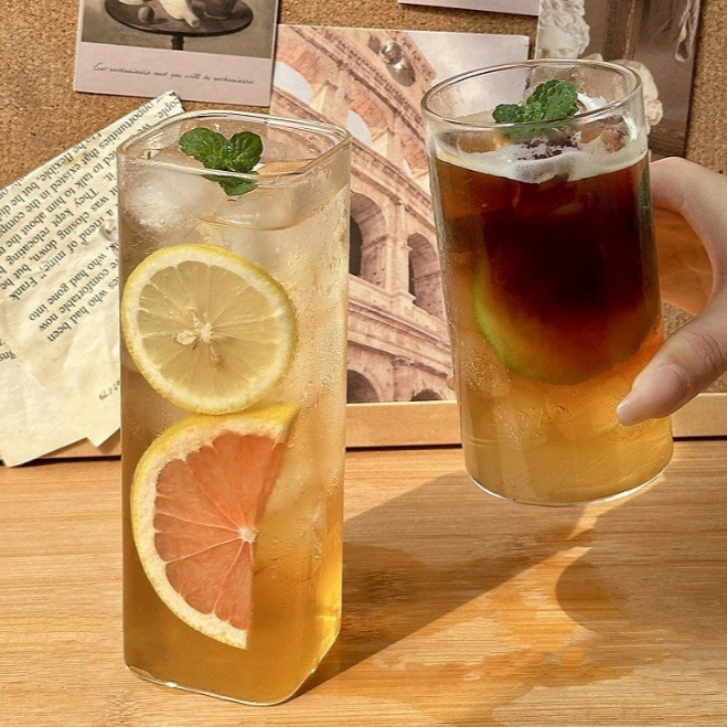 Ins-style coffee shop, transparent glass coffee cups, square juice cold drinks, breakfast milk cups, fruit tea cups full figure