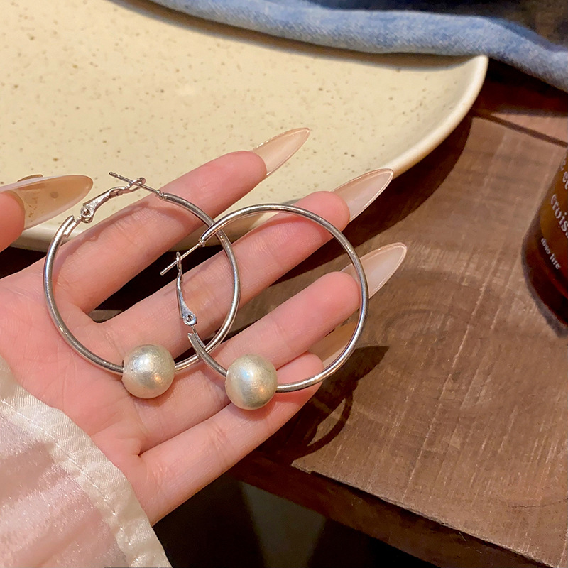 Cold and elegant metal brushed circle earrings for women, high-end and stylish ear buckles, exaggerated commuting earrings wholesale full figure