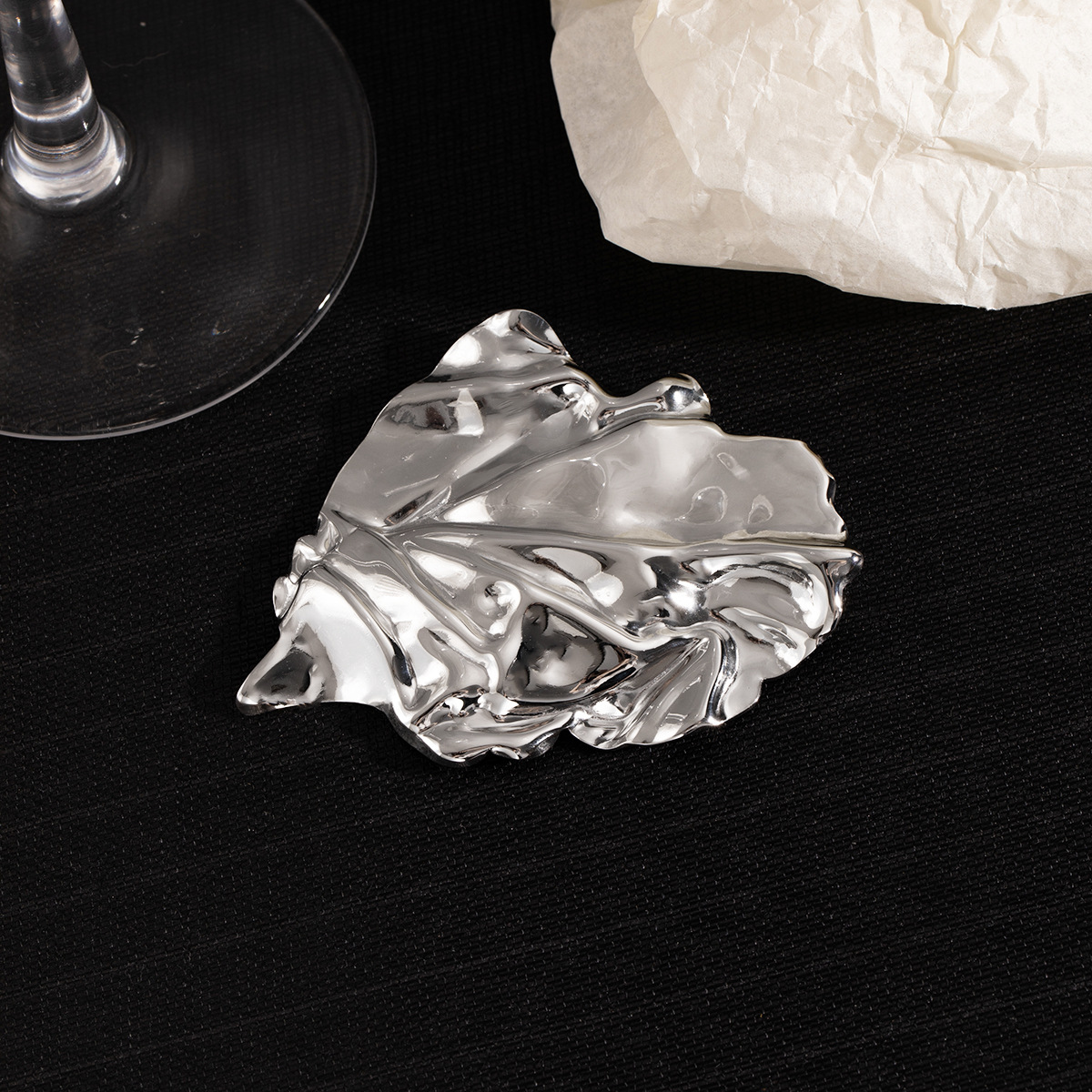 European and American metallic style fashionable and elegant brooch, irregular pleated texture brooch, elegant and fashionable design sense brooch Application Scenario