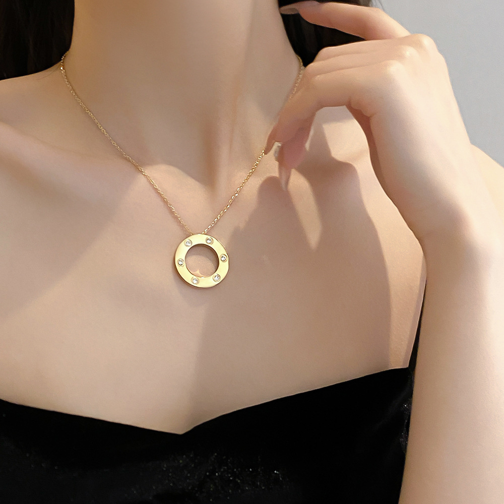 High-quality, light luxury six-diamond round large cake titanium steel necklace, women's niche style, light luxury collarbone chain, high-end accessory Application Scenario