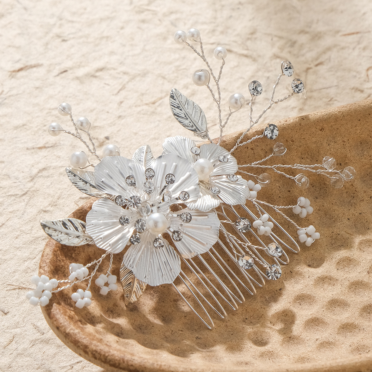 High-end bride's updo hair accessories, retro white flower pearl comb, handcrafted beaded comb, wedding dress headwear details Picture