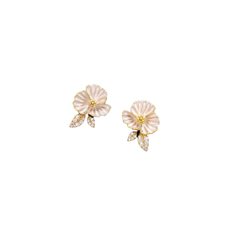 Elegant, retro, and light luxury forest-themed floral stud earrings for women, with a niche design sense, artistic and simple style, and fashionable earrings Item Picture