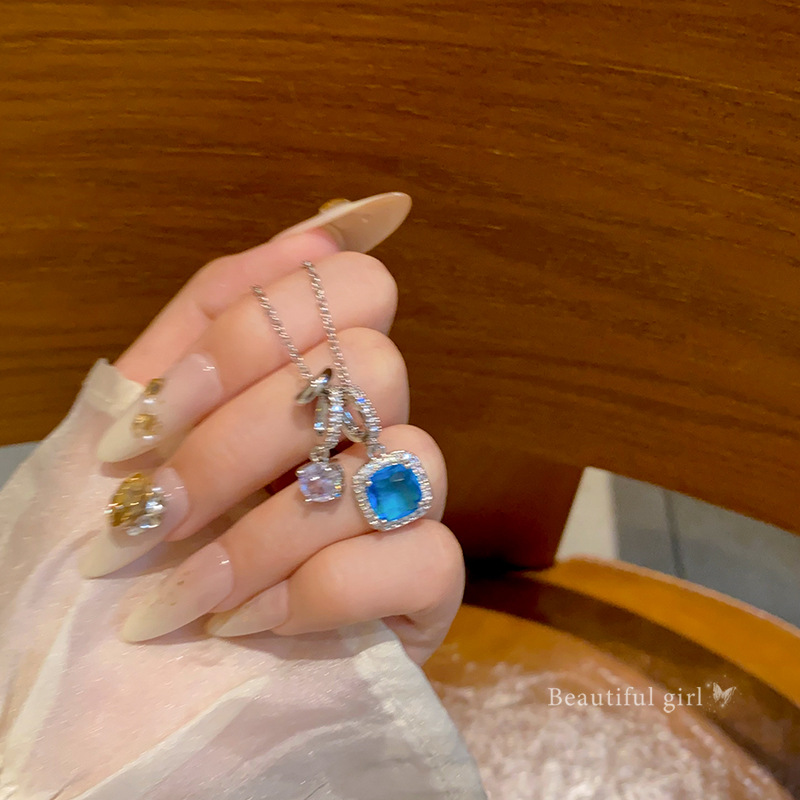 The blue cube sugar zircon necklace is a fashionable, elegant and high-end accessory for women. It is a versatile and light luxury collarbone chain and a popular neckchain accessory Application Scenario
